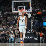 美记：快船希望签下保罗 但不会为了他将哈登移出首发阵容