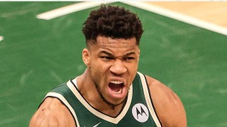 字母背靠背40+10杀红眼 雄鹿扳回一城悬崖勒马